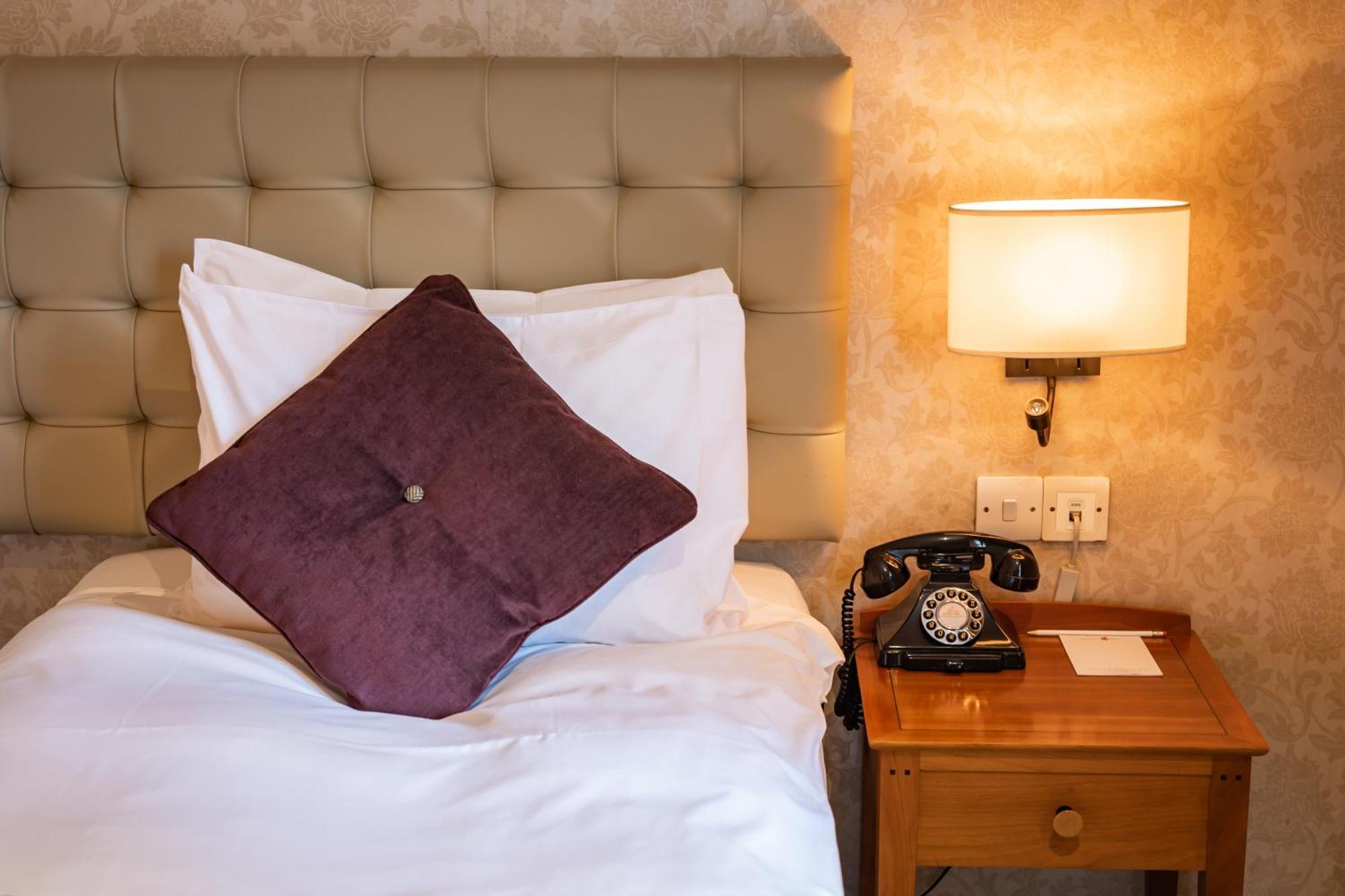 The Red Lion Hotel Ґіллінґдон Екстер'єр фото
