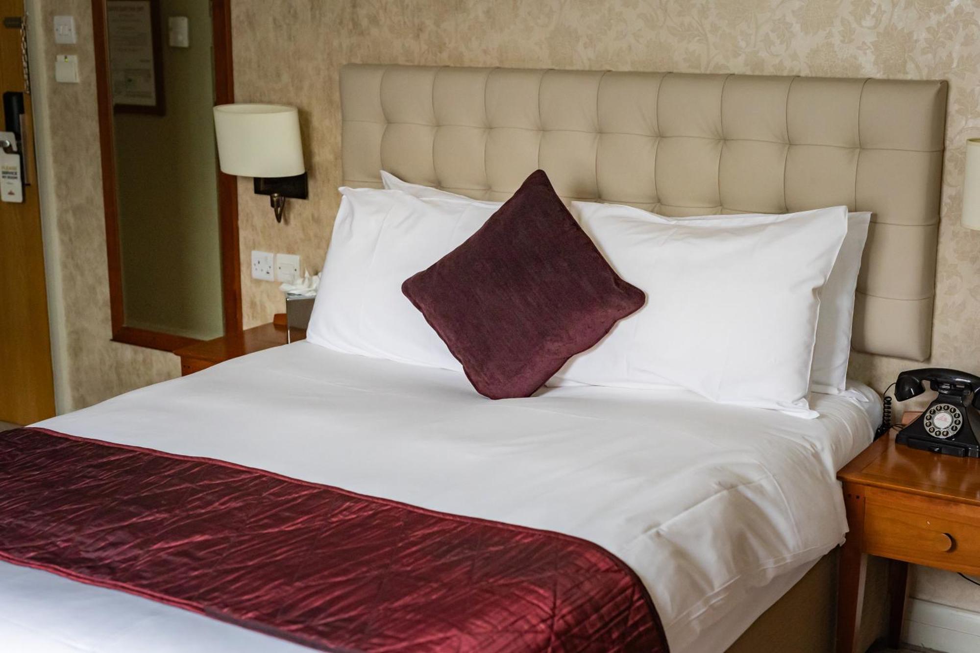 The Red Lion Hotel Ґіллінґдон Екстер'єр фото