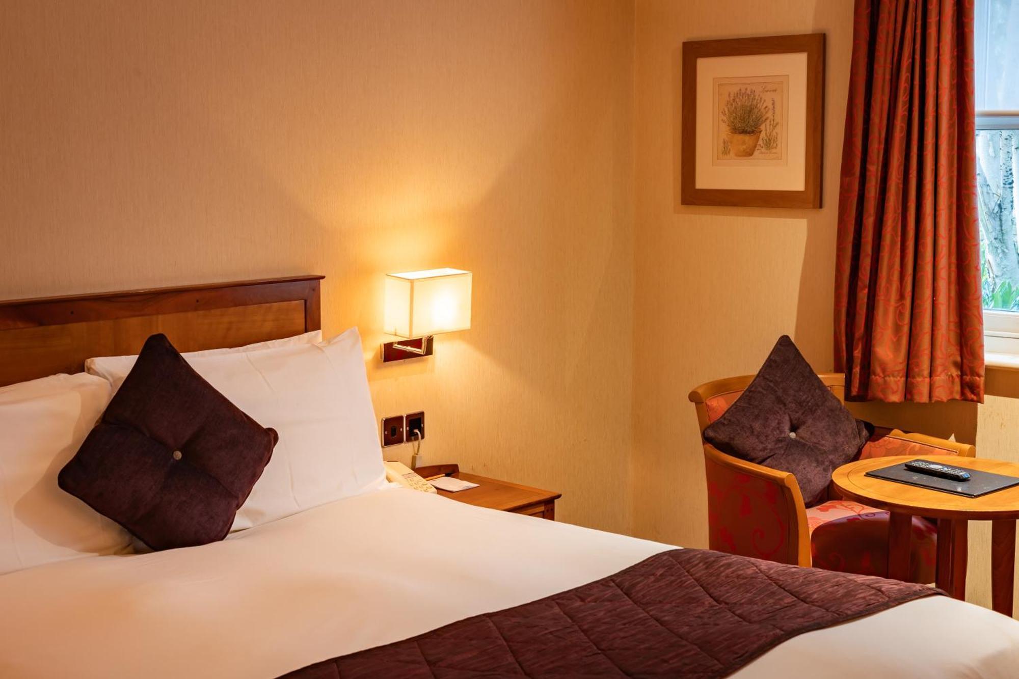 The Red Lion Hotel Ґіллінґдон Екстер'єр фото